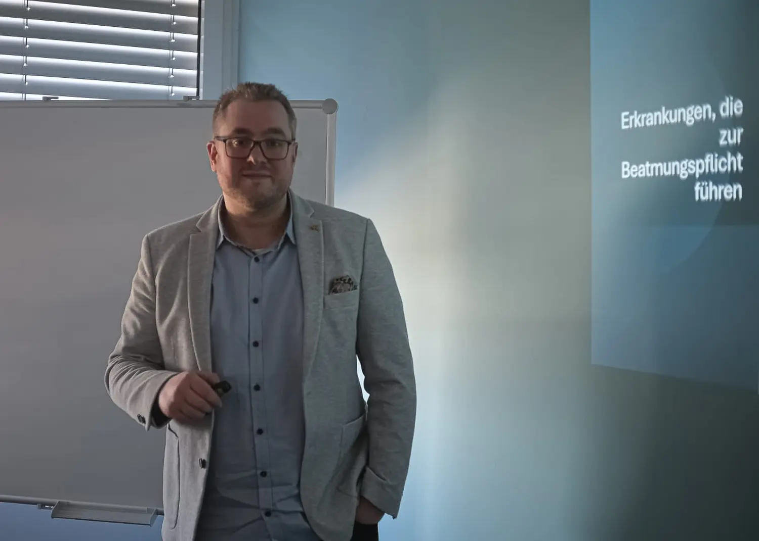 Marvin Kuberski bei einer Fortbildung am Flipchart